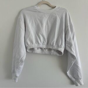 Alo Yoga  Devotion Cropped Accolade in Classic White